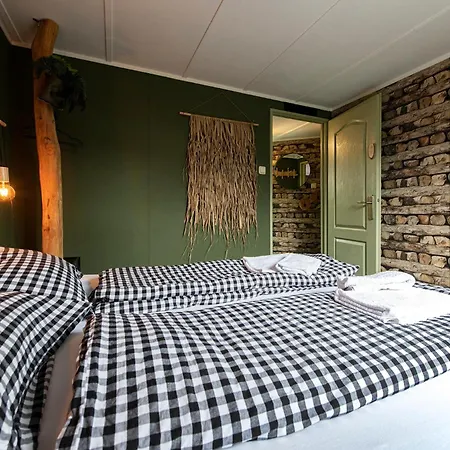 40, Theme Forest World - Dogs Allowed! Chalet *