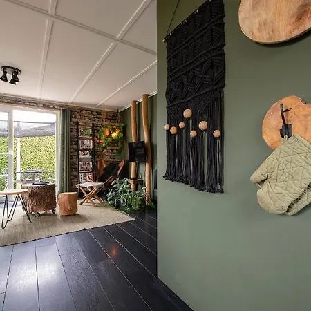 40, Theme Forest World - Dogs Allowed! 木屋