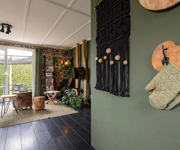 40, Theme Forest World - Dogs Allowed! シャレー